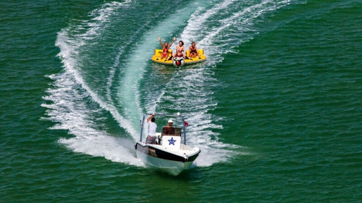 Dakhla: Mega Fun-Boot bietet die Kite- und Wingsurf Station alternativ an