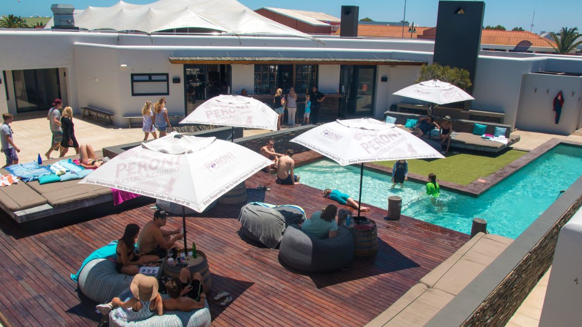 Langebaan: Mit den anderen Gästen des Kitehotels am Pool chillen Langebaan: Mit den anderen Gästen des Kitehotels am Pool chillen