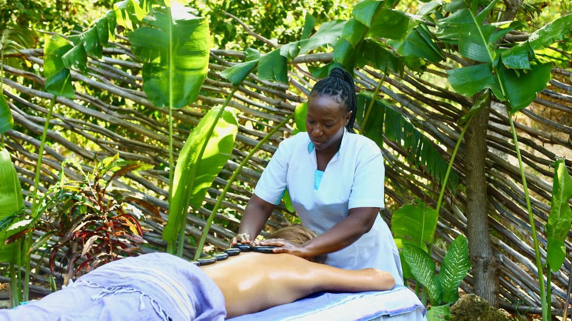 Kilifi: Nach dem Kitesurfen im Spa-Gartenbereich entspannen Kilifi: Nach dem Kitesurfen im Spa-Gartenbereich entspannen