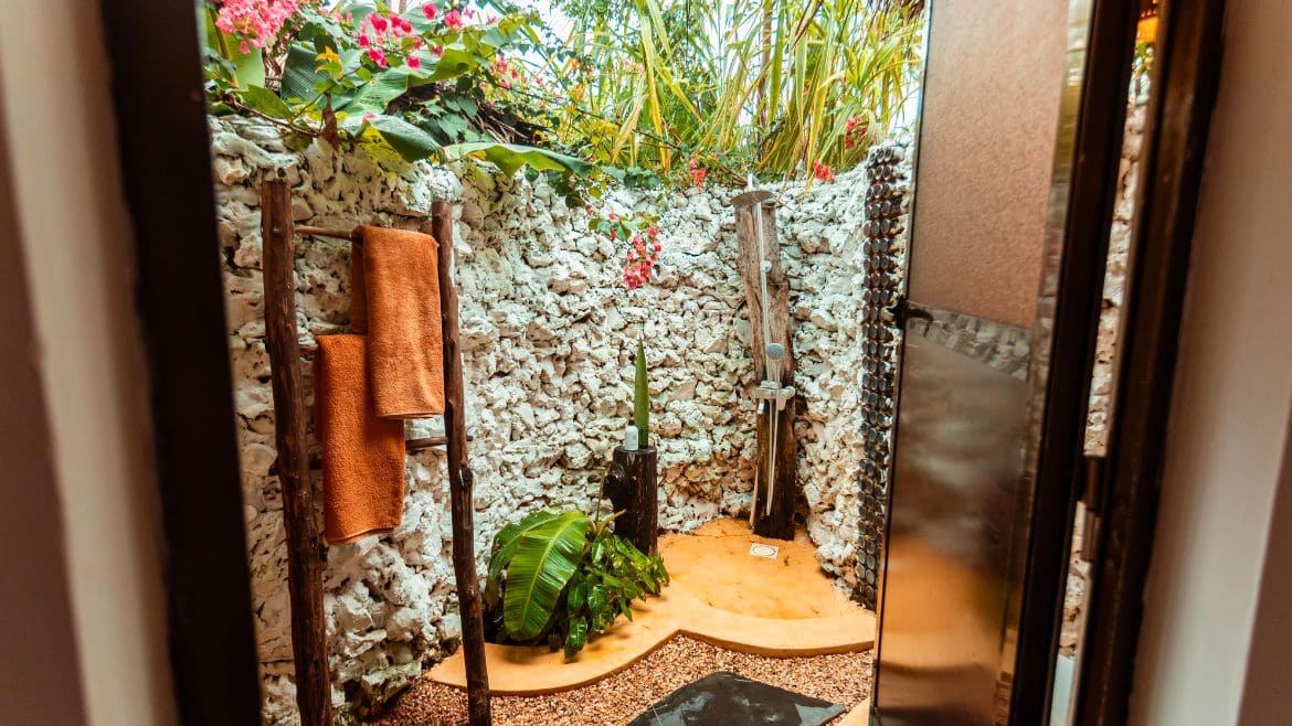 Sansibar: Outdoor Dusche in den Bungalows Sansibar: Outdoor Dusche in den Bungalows