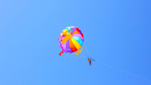 Djerba-Zarzi: Parasailing am Komforthotel Zarzis