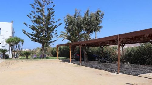 Naxos: Ein privater, durch eine Pergola schattengeschützter Parkplatz steht kostenlos zur Verfügung.