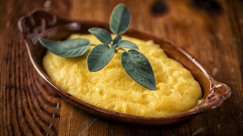 Montenegro: Polenta, landestypisches Gericht Montenegro: Polenta, landestypisches Gericht