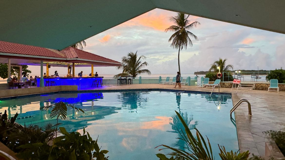 Tobago: Poolbereich des Komforthotels