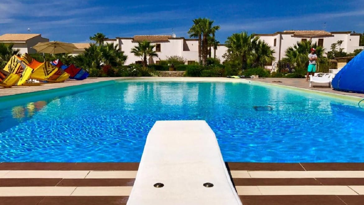 Marsala: Poolbereich der Surfer Appartements