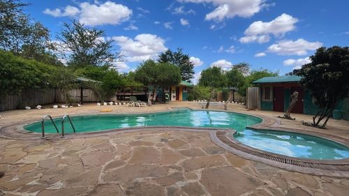 Kenia: Ein Pool zur Abkühlung
