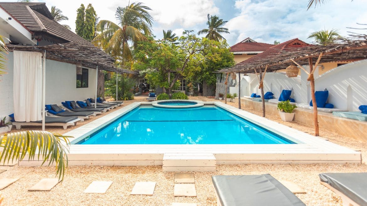 Sansibar: Die Poolanlage bietet ausreichend Platz zum Relaxen Sansibar: Die Poolanlage bietet ausreichend Platz zum Relaxen