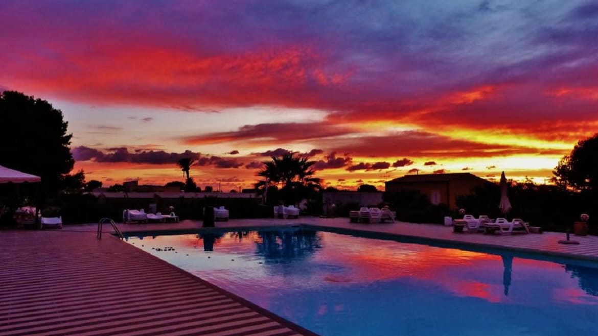 Marsala: Poolbereich am Abend in den Surfer Appartements
