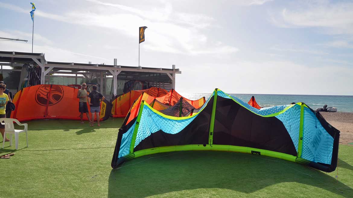 Rhodos-Theologos: Kites trocknen vor der Station Rhodos-Theologos: Kites trocknen vor der Station