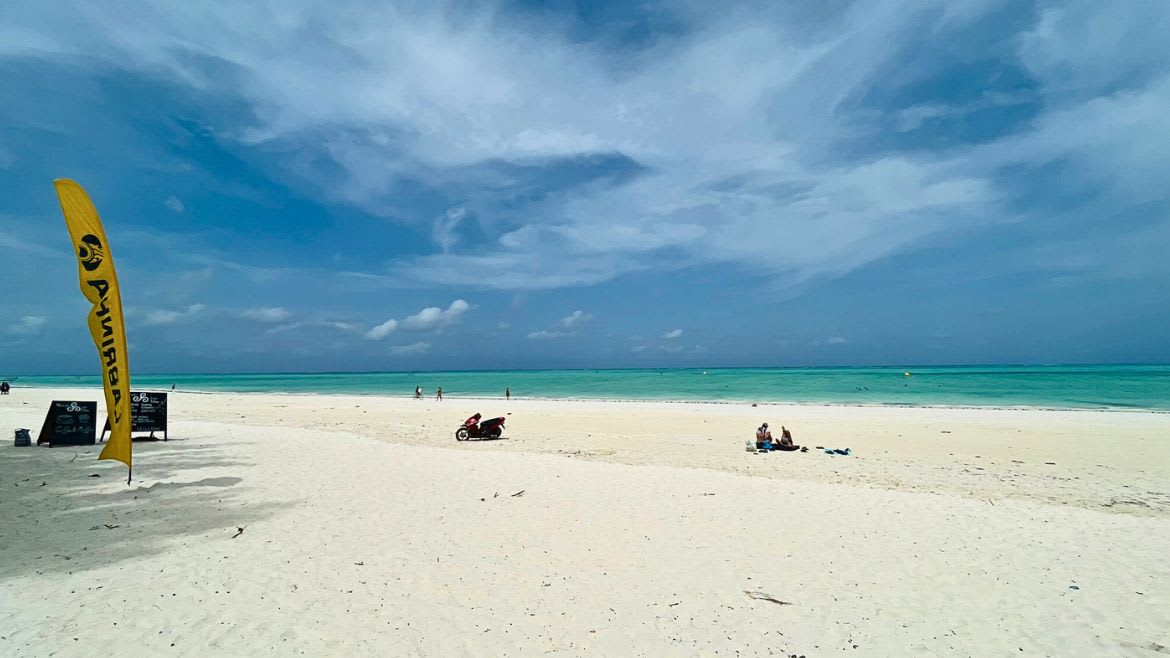 Langer, weißer Sandstrand auf Sansibar