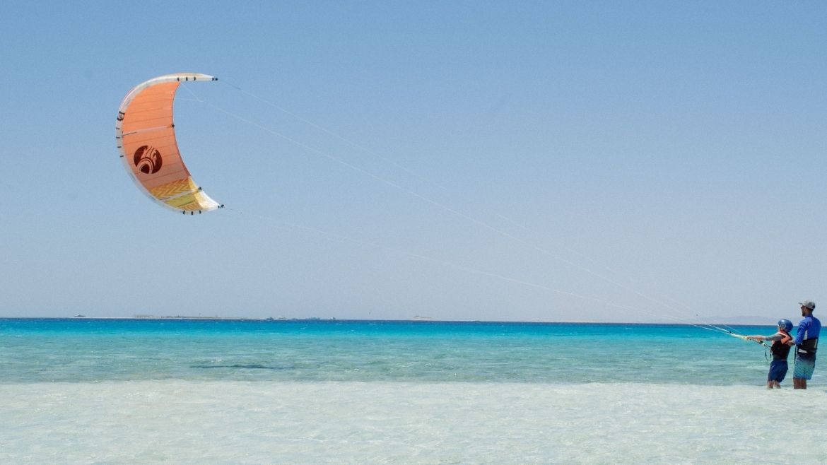 Schritt für Schritt an das Kitesurfen herangeführt durch erfahrene Lehrer Schritt für Schritt an das Kitesurfen herangeführt durch erfahrene Lehrer
