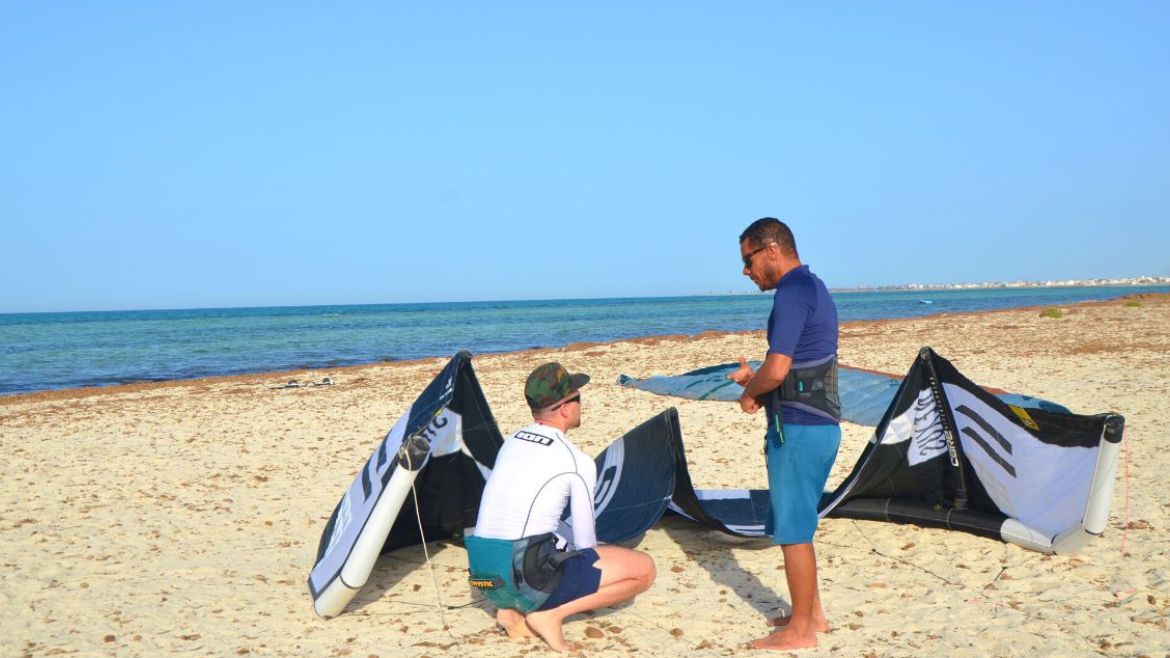Zarzis: Erste Einweisungen am Strand von unserem Stationsleiter Rabia Zarzis: Erste Einweisungen am Strand von unserem Stationsleiter Rabia