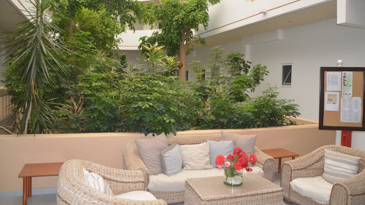 Rhodos Theologos: Sitzbereich im Surfhotel