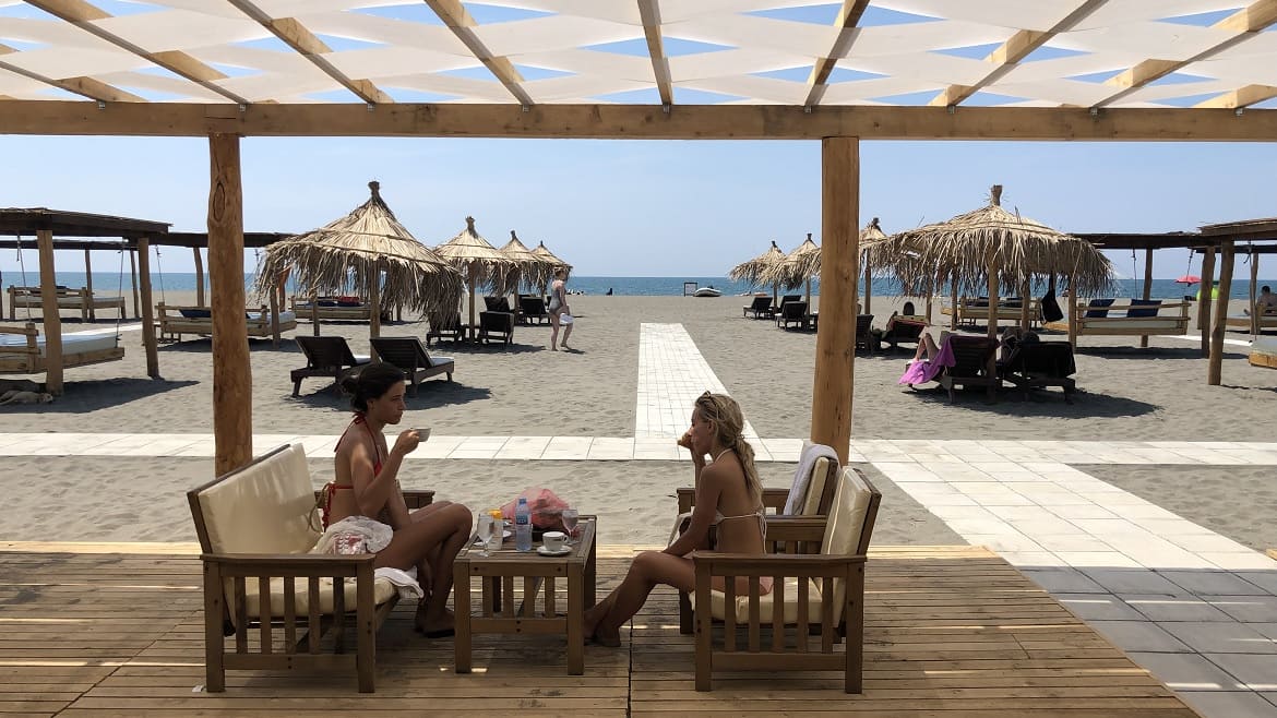 Ulcinj: Sitzbereich an der Kite- und Wingsurf Station Ulcinj: Sitzbereich an der Kite- und Wingsurf Station