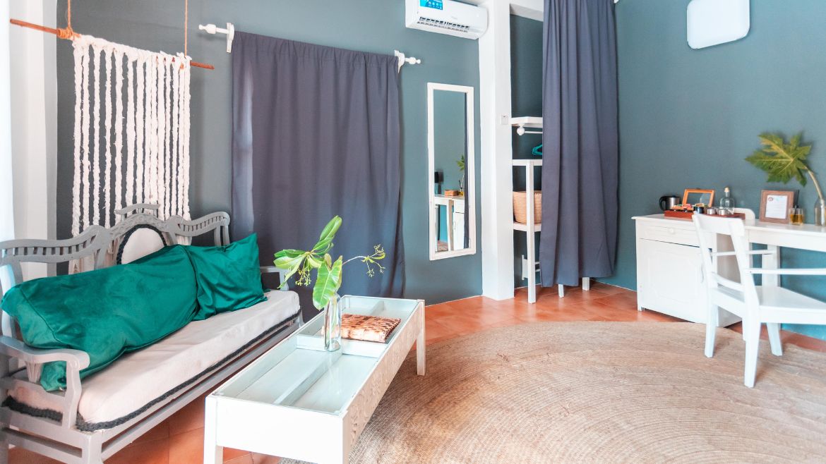 Sansibar: Kleiner Wohnbereich im Zimmer mit Poolblick Sansibar: Kleiner Wohnbereich im Zimmer mit Poolblick