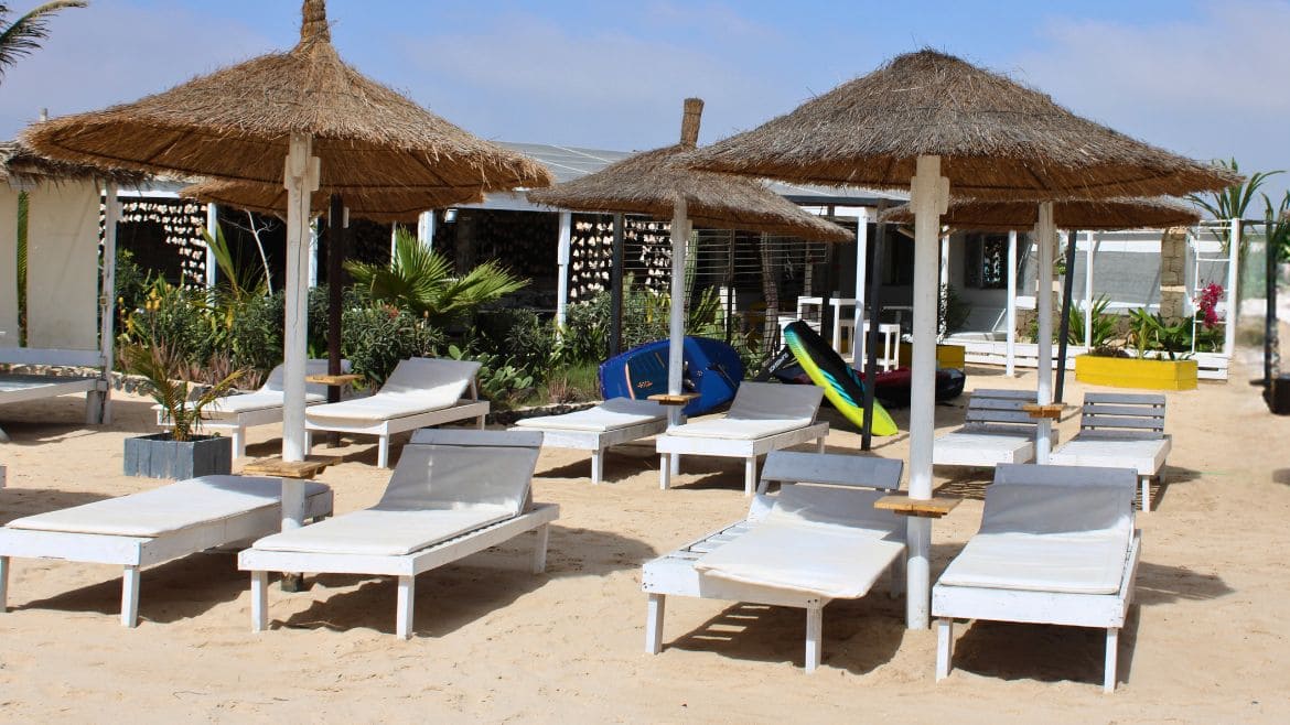 Boa Vista: Sonnenliegen direkt an der Station für eine kleine Pause