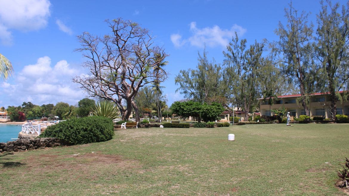 Tobago: Das Komforthotel verfügt über eine tolle Anlage mit Zugang zum Store Bay Beach