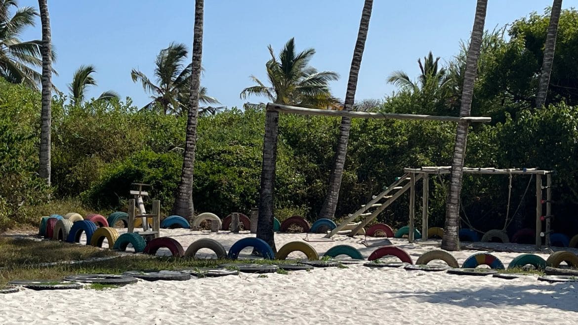 Kilifi: Spielplatz auf dem Grundstück des Eco Surf Cottage