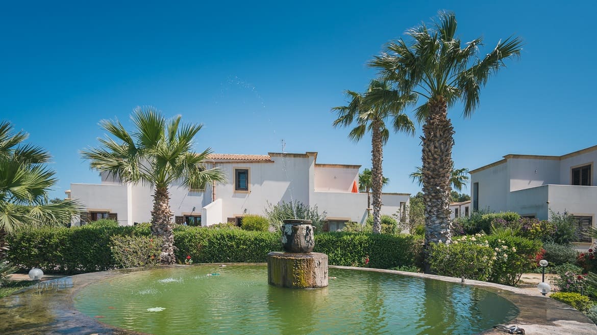 Marsala: Springbrunnen im Garten der Surfer Appartements Marsala: Springbrunnen im Garten der Surfer Appartements