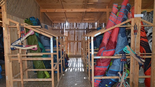 Wingsurfmaterial und Lagerung: Die Station Hamata bietet ausreichend Platz für die Lagerung