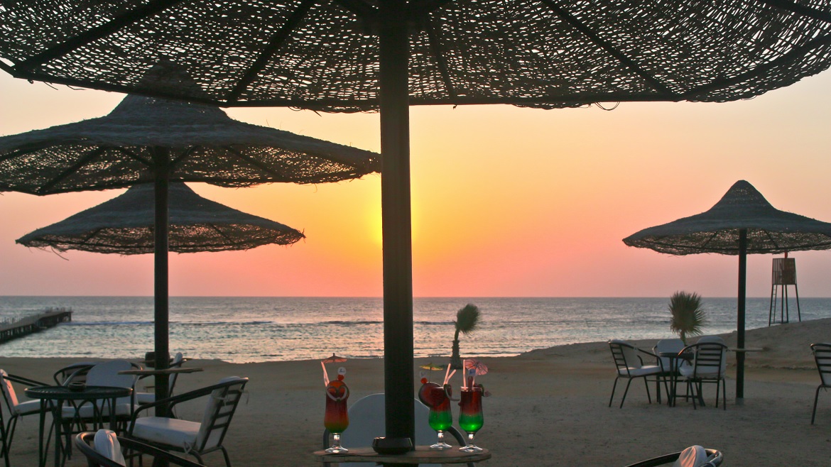 Hamata: Strandbar des Komforthotels