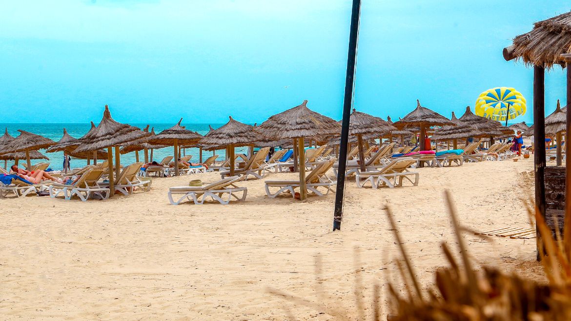 Djerba-Zarzis: Strandliegen am Strand des Komforthotel Zarzis Djerba-Zarzis: Strandliegen am Strand des Komforthotel Zarzis