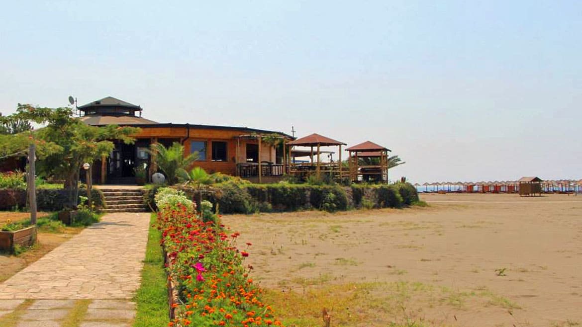 Ulcinj: Restaurant direkt am hauseigenem Strandabschnitt Ulcinj: Restaurant direkt am hauseigenem Strandabschnitt