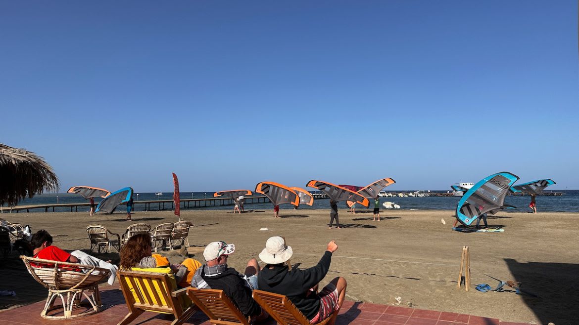 El Naaba: Flugübungen direkt am Strand der Station El Naaba: Flugübungen direkt am Strand der Station