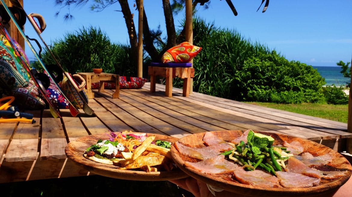 Kilifi: An der Beachbar täglich wechselnde Menükarte aus saisonalen und lokalen Gerichten