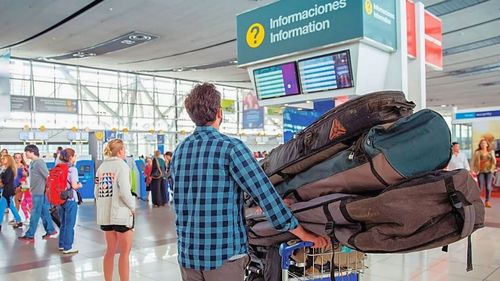 Windsurfen: Surfmaterial am Flughafen Windsurfen: Surfmaterial am Flughafen