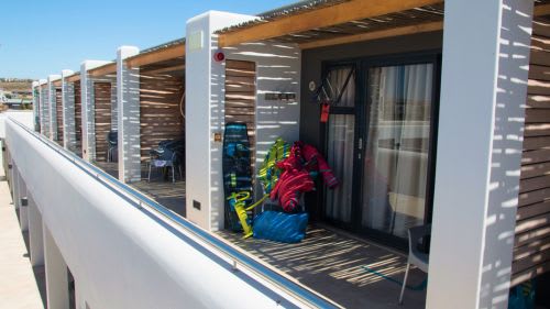 Langebaan: Balkon mit Stauraum für das eigene Material Langebaan: Balkon mit Stauraum für das eigene Material
