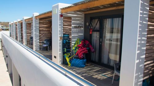 Langebaan: Balkon mit Stauraum für das eigene Material Langebaan: Balkon mit Stauraum für das eigene Material