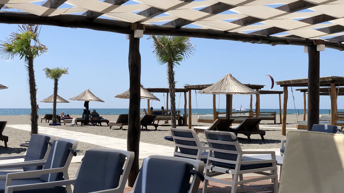 Ulcinj: Terrasse der Bar an der Kitesurfstation