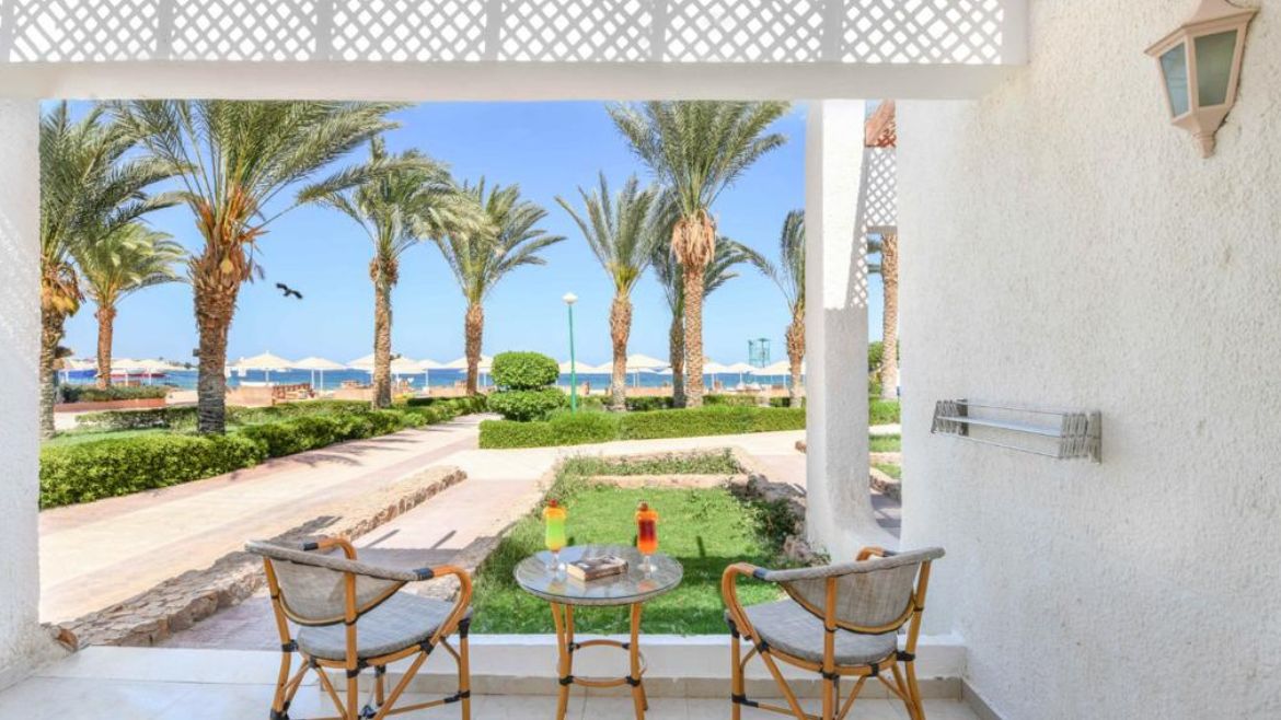 Safaga: Terrasse der Deluxe Beach Front Zimmer