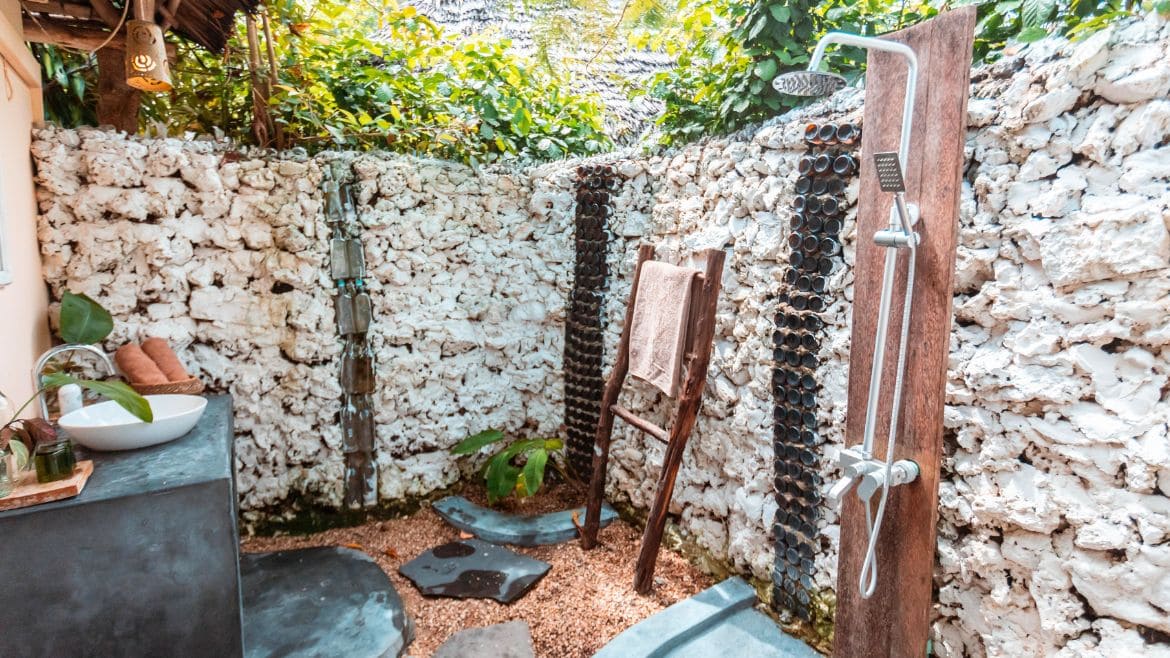 Tolles Außenbadezimmer der Strand Bungalows