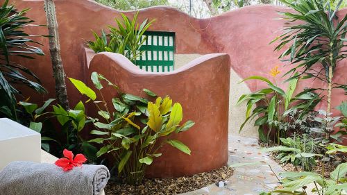Kilifi: Das Zimmer verfügt über ein Außenbadezimmer Kilifi: Das Zimmer verfügt über ein Außenbadezimmer
