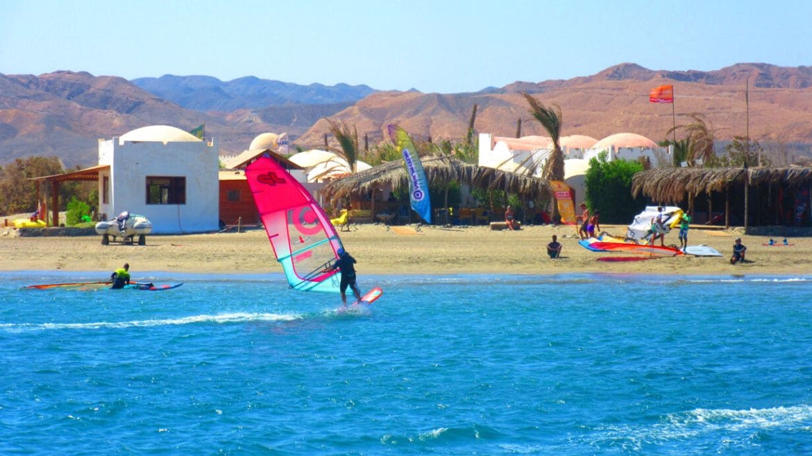 El Naaba: Windsurfen direkt vor der Station El Naaba: Windsurfen direkt vor der Station