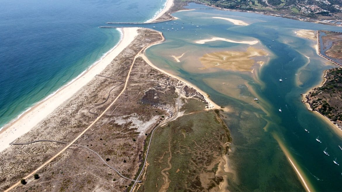 Algarve: Übersicht der Lagune und Zugang zum Meer Algarve: Übersicht der Lagune und Zugang zum Meer