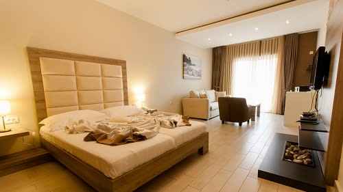 Ulcinj: Doppelbett im Komforthotel