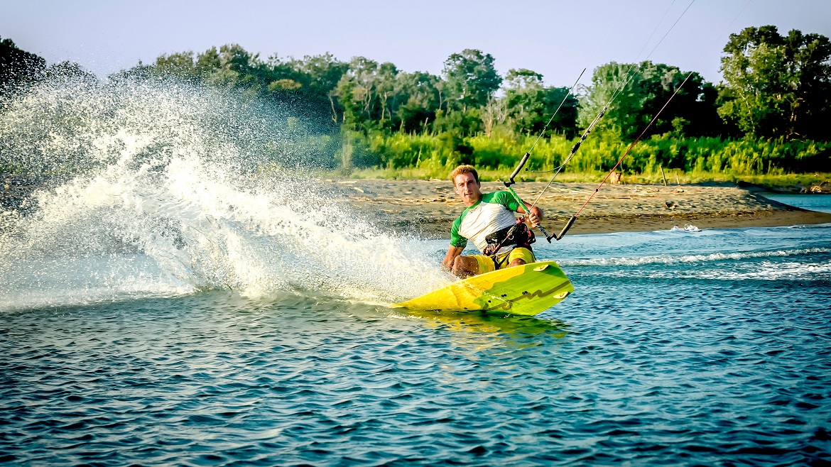 Ulcinj: Kitesurfen im Flachwasser Ulcinj: Kitesurfen im Flachwasser
