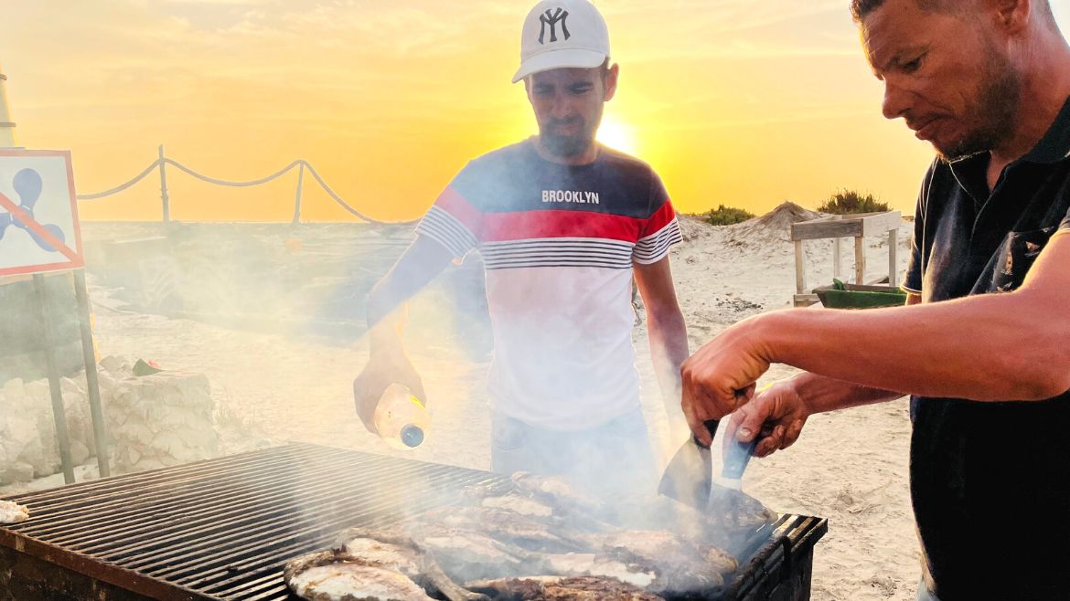 Djerba-Zarzis: Unser Stationsleiter ist der Grillprofi während des Kite Camps Djerba-Zarzis: Unser Stationsleiter ist der Grillprofi während des Kite Camps
