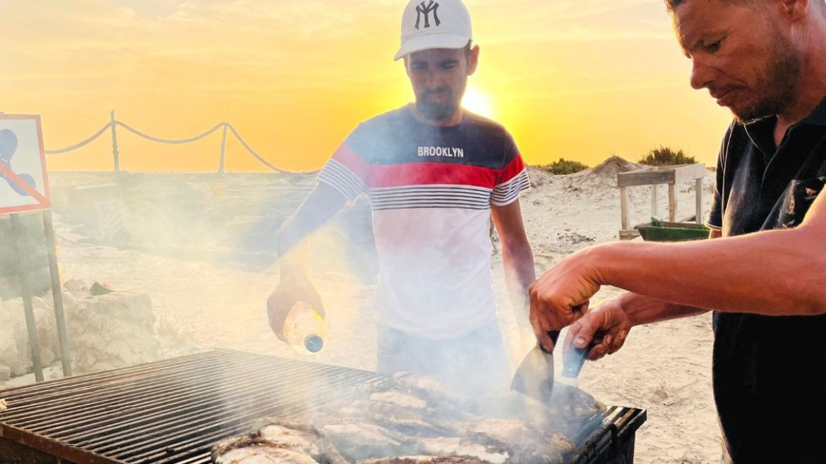 Zarzis: Unser Stationsleiter ist der Grillprofi während unserer Kite Camp Wochen Zarzis: Unser Stationsleiter ist der Grillprofi während unserer Kite Camp Wochen
