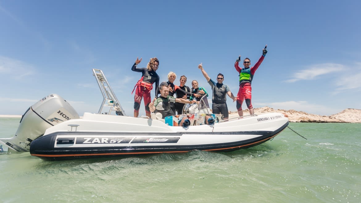 Dakhla: Mit dem Boot ist unser Team jederzeit bereit, um Dir zu helfen Dakhla: Mit dem Boot ist unser Team jederzeit bereit, um Dir zu helfen