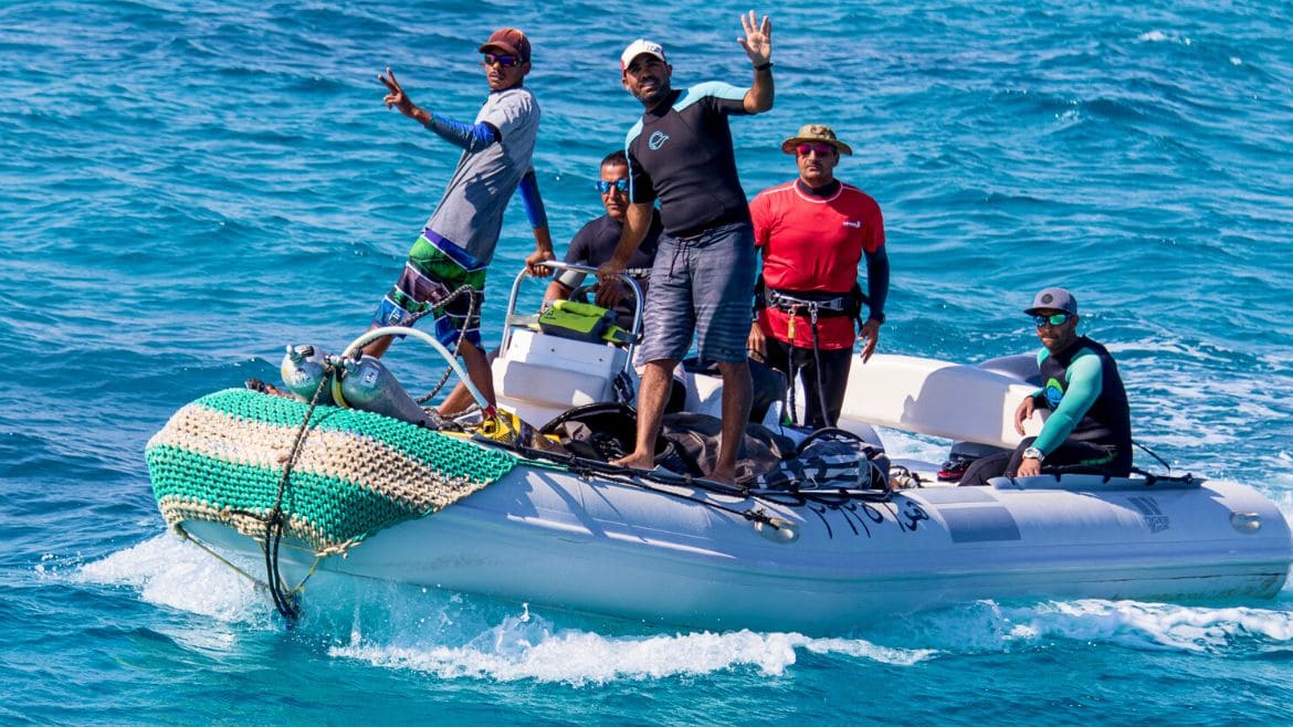 Soma Bay: Das Team der Station mit dem Zodiac unterwegs