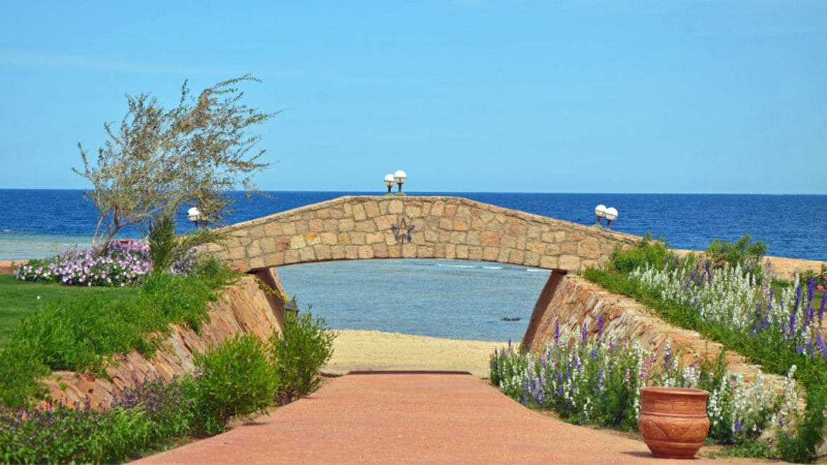 El Naaba: Weg zum Strand des Komforthotels El Naaba: Weg zum Strand des Komforthotels