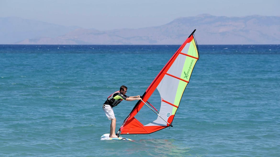 Rhodos Theologos: Ganz egal, ob Anfänger, Aufsteiger oder Könner im Windsurfen Rhodos Theologos: Ganz egal, ob Anfänger, Aufsteiger oder Könner im Windsurfen