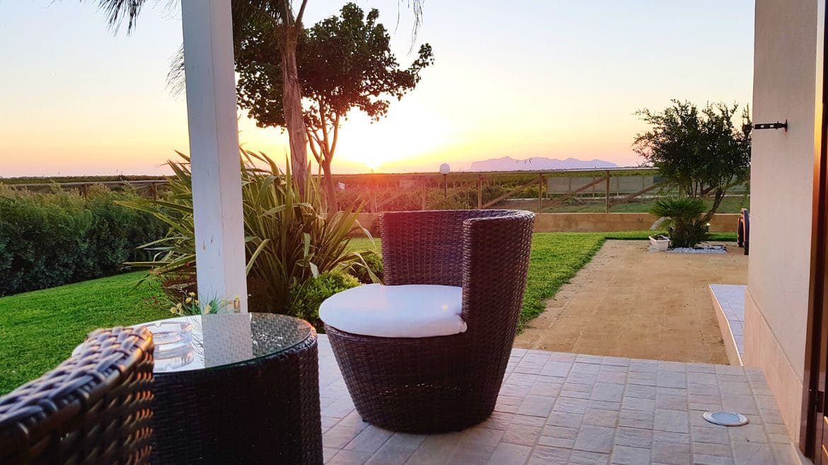 Marsala: Wunderbare Aussicht von der Terrasse aus genießen Marsala: Wunderbare Aussicht von der Terrasse aus genießen