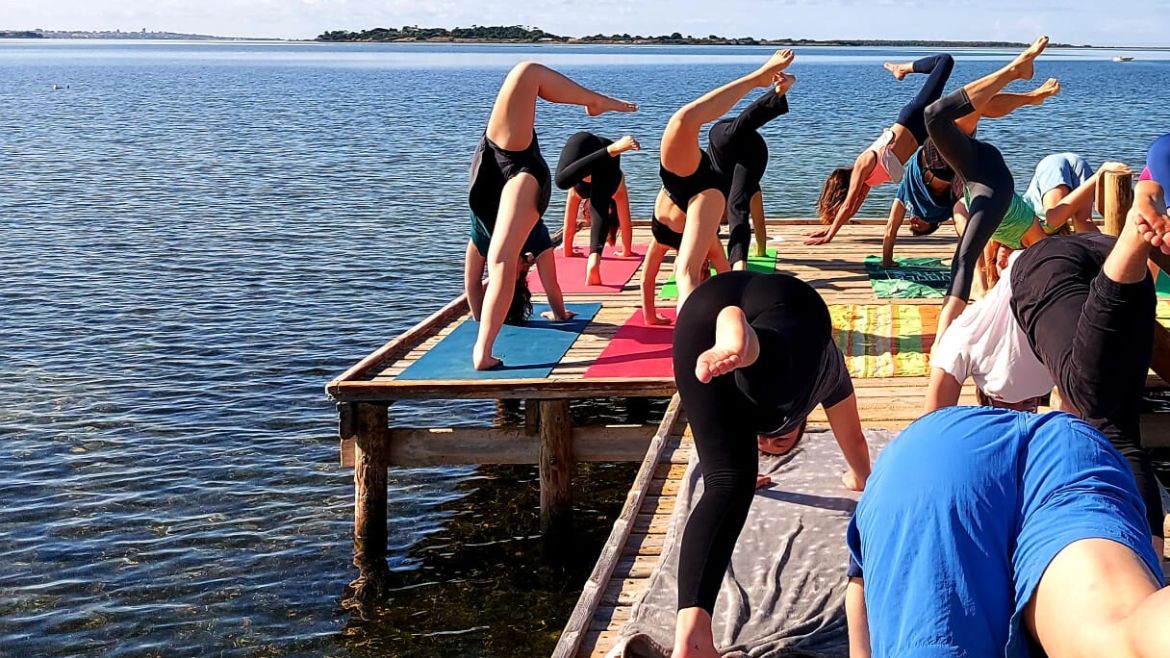 Marsala: Yoga-Gruppe an der Kite- und Windsurf Station Marsala: Yoga-Gruppe an der Kite- und Windsurf Station