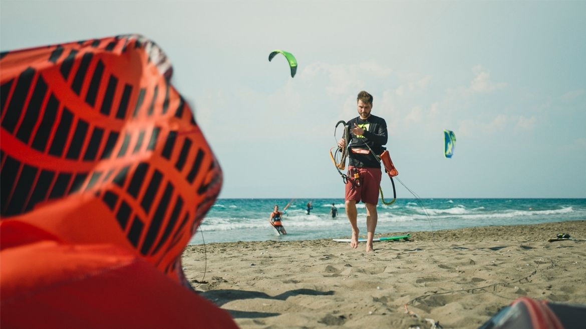 Rhodos-Fanes: Kite am Sandstrand startklar machen Rhodos-Fanes: Kite am Sandstrand startklar machen