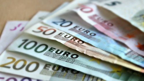 Du kannst wie gewohnt in Euro zahlen.